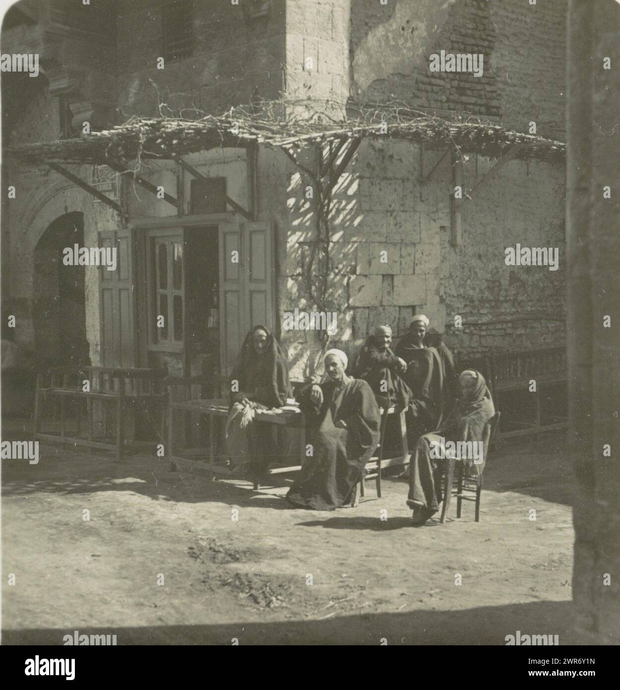 Guests in front of a cafe in Luxor, Luksor. Arabian Cafe (title on object), anonymous, publisher: Neue Photographische Gesellschaft, Luxor, publisher: Steglitz, 1909 - 1935, baryta paper, gelatin silver print, height 88 mm × width 179 mm, stereograph Stock Photo