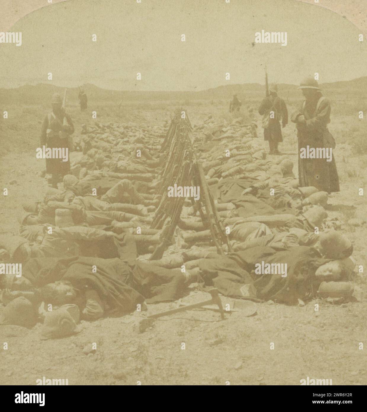British soldiers sleep next to their guns near Colesberg, South Africa, 'When the Cannon's roar is still'-sleeping by their Arms (Dec. 30th) before Colesberg, South Africa (title on object), anonymous, publisher: Underwood and Underwood, Colesberg, publisher: New York (city), (possibly), 1900, cardboard, albumen print, height 88 mm × width 178 mm, stereograph Stock Photo