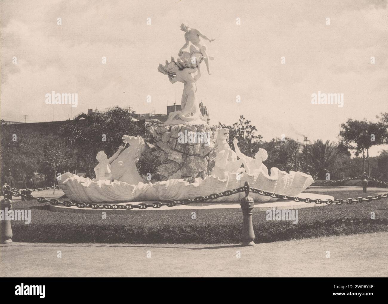 Nereids Fountain in Buenos Aires, Fuente Lola Mora, Paseo de Julio (title on object), anonymous, anonymous, after sculpture by: Lola Mora, Buenos Aires, 1904 - 1905, paper, collotype, height 167 mm × width 227 mm, height 259 mm × width 332 mm, photomechanical print Stock Photo
