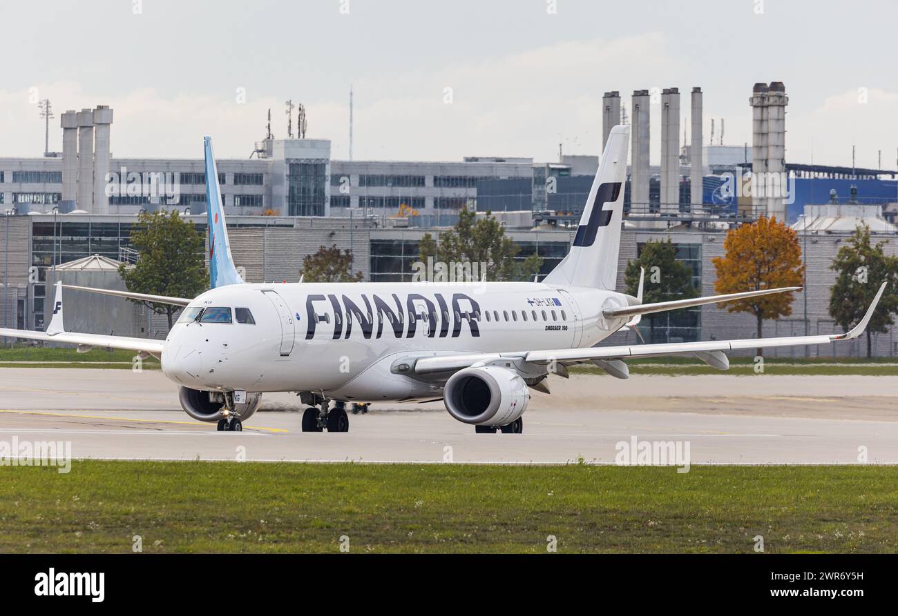 Ein Embraer 190LR von Finnair rollt auf dem Flughafen München auf die Nordbahn, wo das Flugzeug wenig später starten wird. (München, Deutschland, 09.1 Stock Photo