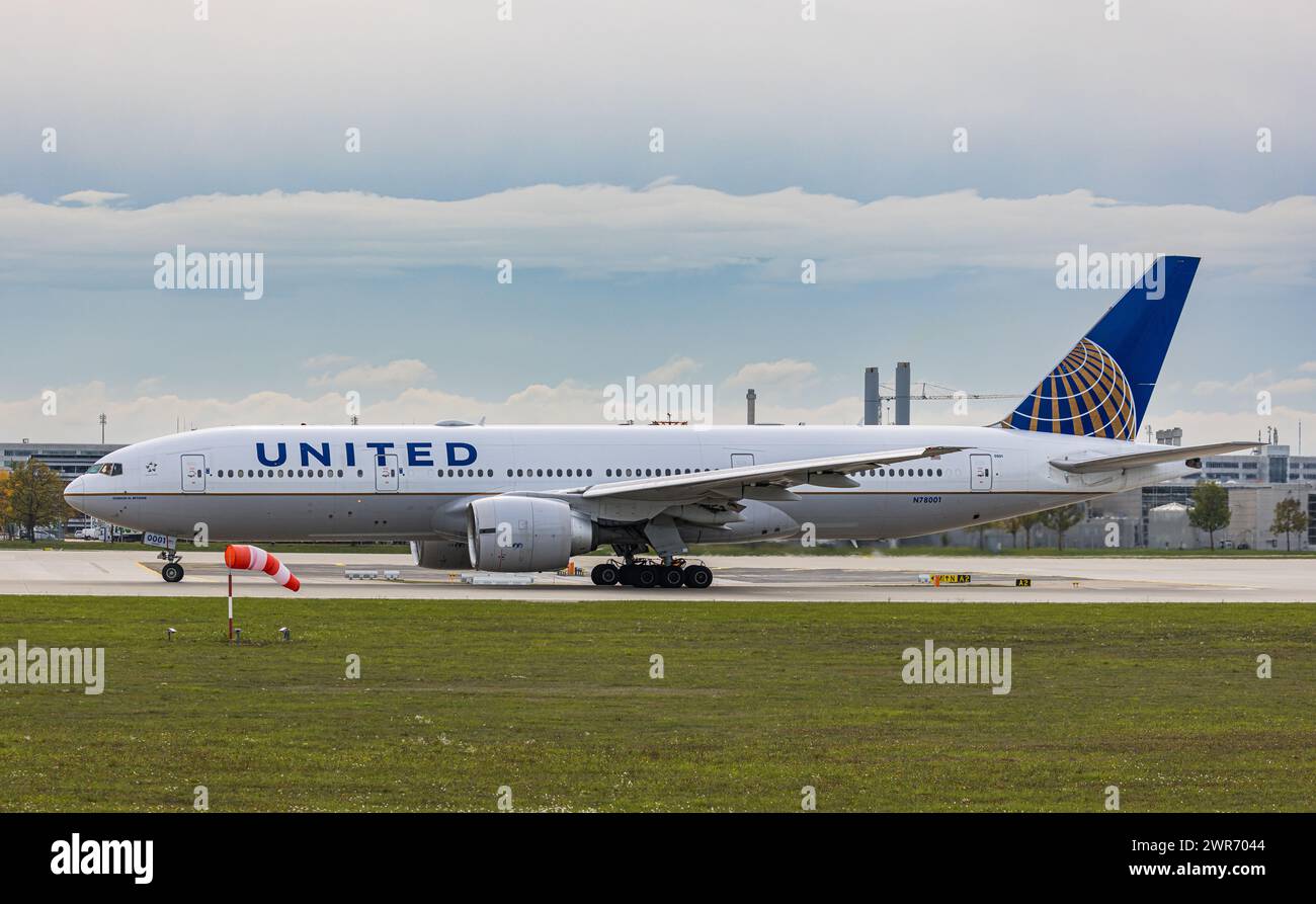 Eine Boeing 777224ER von United Airlines startet von der Nordbahn des Flughafen München