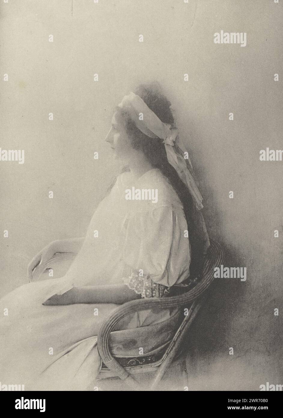 Portrait of an unknown woman, Portrait (title on object), baron O. de Laudon, Fillon & Heuse, printer: Charles Wittmann, Paris, c. 1891 - in or before 1896, paper, height 184 mm × width 137 mm, photomechanical print Stock Photo