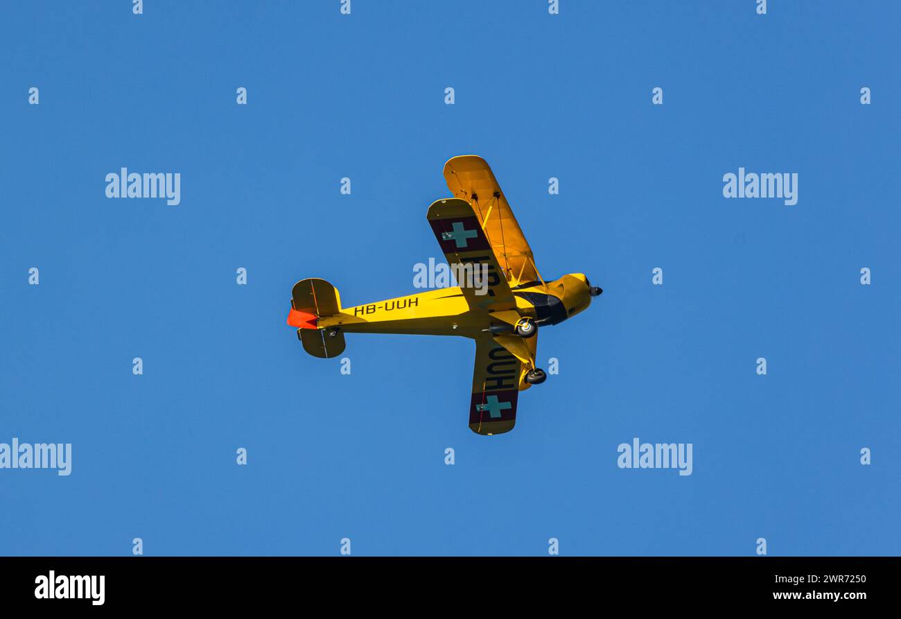 Ein Doppeldecker vom Typ Bü-131 Bückers Jungmann überfliegt Spiez im ...