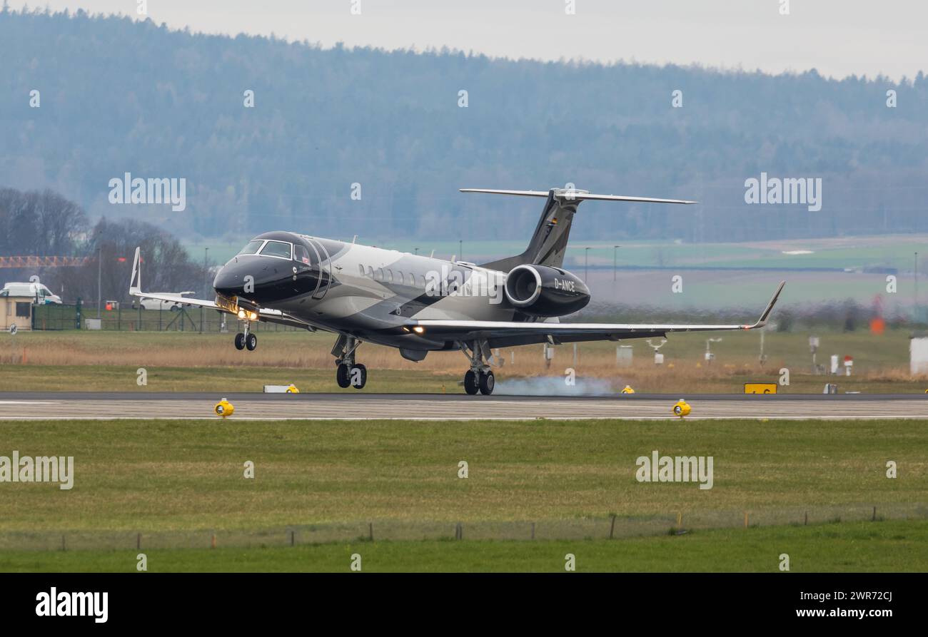 Ein Embraer Legacy 650 von Air Hamburg landet auf der Piste 14 des Flughafen Zürich. Registration D-ANCE. (Zürich, Schweiz, 05.04.2022) Stock Photo