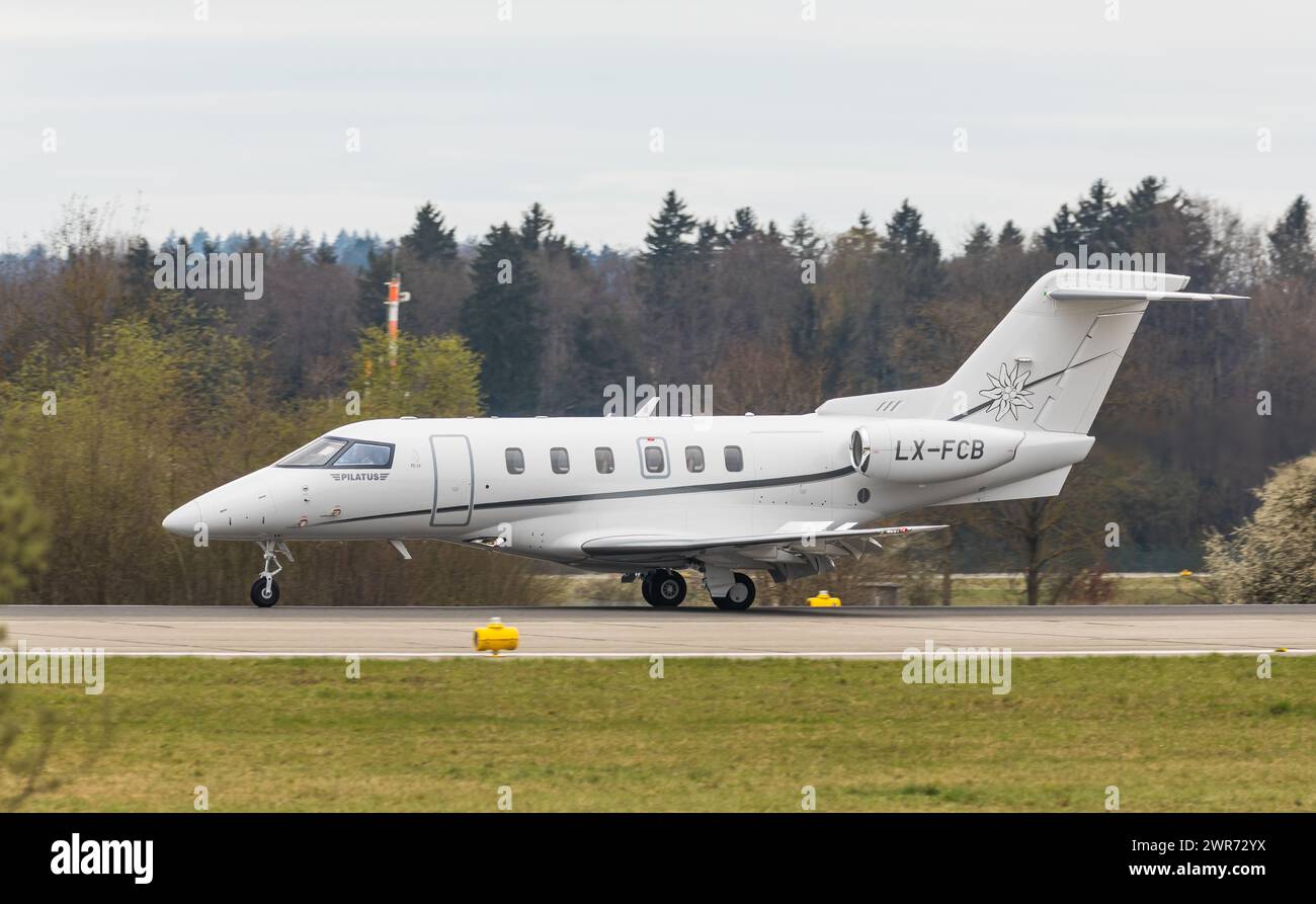 Eine Pilatus PC-24 eines privaten Besitzers landet auf Piste 14 des Flughafen Zürich. Registration LX-FCB. (Zürich, Schweiz, 05.04.2022) Stock Photo