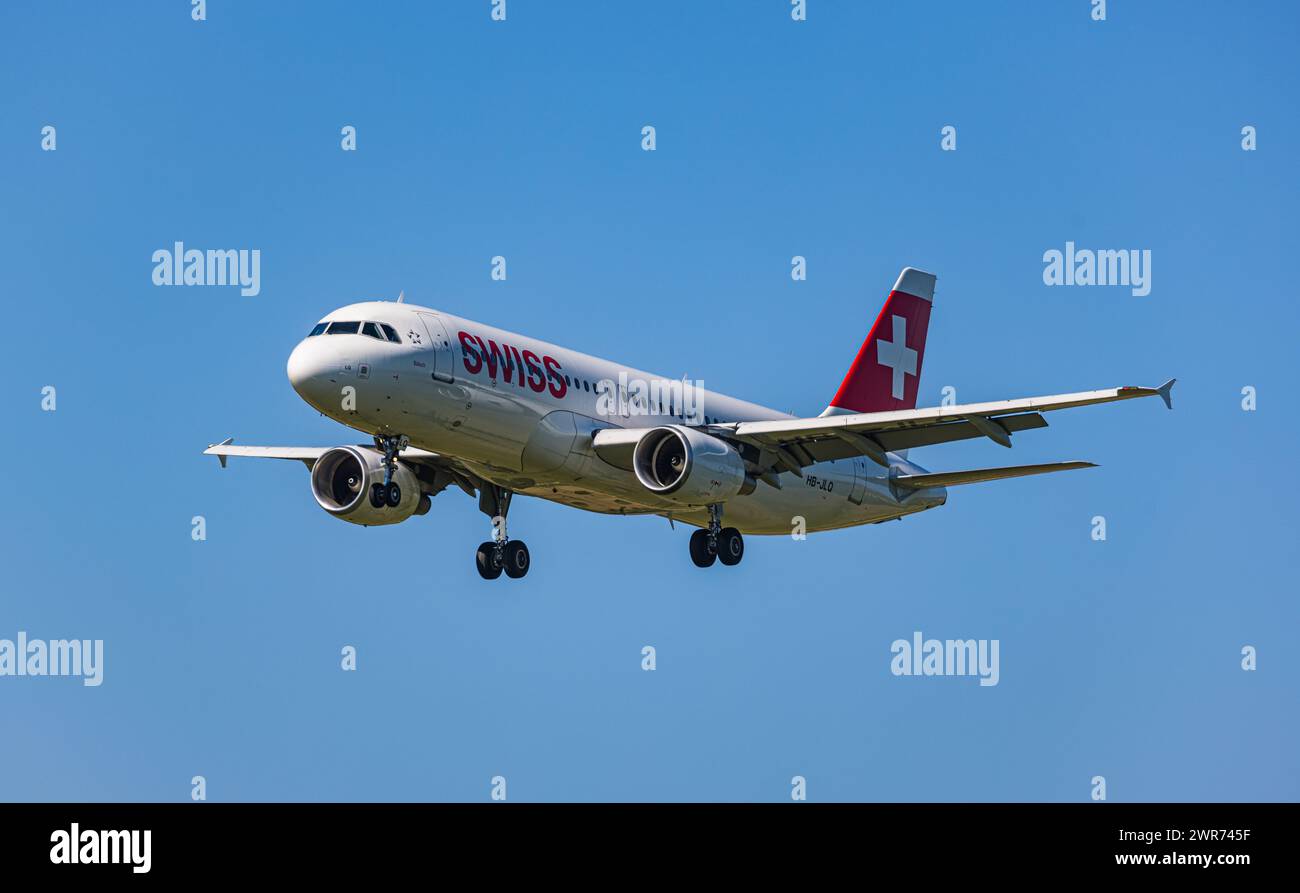 Ein Airbus A320-214 von Swiss Internationa Airlines befindet sich im Landeanflug auf den Flughafen Zürich. Registration HB-JLQ. (Zürich, Schweiz, 22.0 Stock Photo