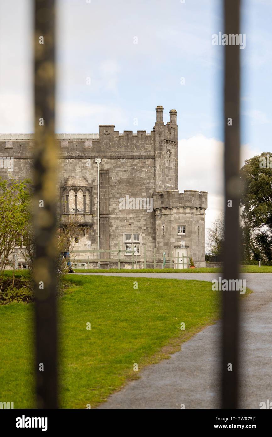 Outside kilkenny castle hi-res stock photography and images - Alamy