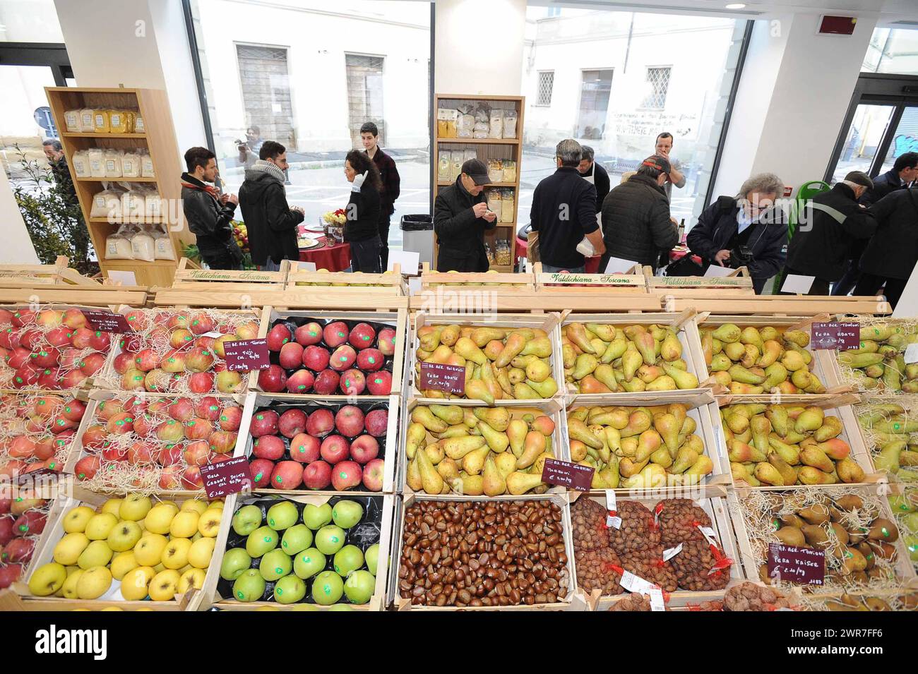 Frutta e Verdura nella spesa in Italia Stock Photo