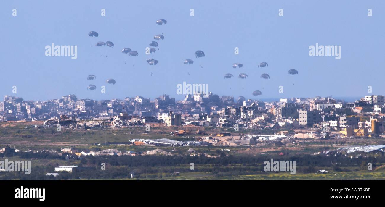 Southern Israel, Israel. 11th Mar, 2024. United States Air Force C-130 drops humanitarian aid by parachute over the central, northern Gaza Strip as seen from inside southern Israel on March 10, 2024. The USA and other countries continue to drop food and other humanitarian aid supplies to Palestinians in dire need in the Gaza Strip on the first day of the month-long Moslem holiday of Ramadan. As reports continue of fighting between Israeli forces and Hamas inside Gaza. Photo by Jim Hollander/UPI Credit: UPI/Alamy Live News Stock Photo