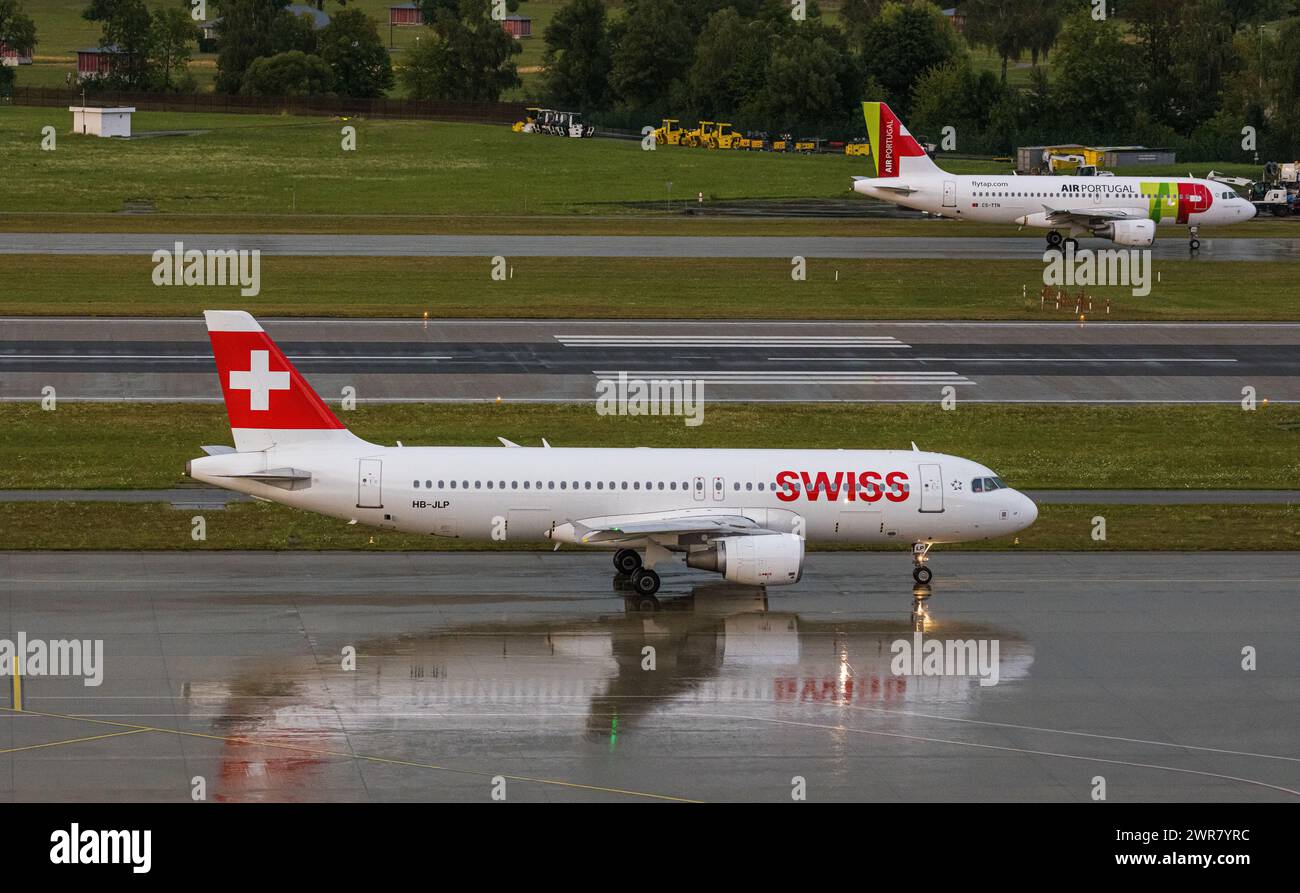 Nach einer hefitgen Gewitterfront durften erst keine Flugzeuge am Flughafen Zürich starten und landen. Ein Airbus A320-214 von Swiss International Air Stock Photo