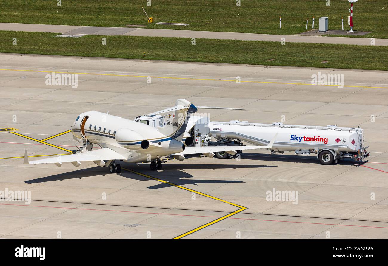 Ein Bombardier Challenger 300 von Premium Jet wird von Sky Tanking mit Kerosin betankt. Registration HB-JGQ. (Zürich, Schweiz, 03.07.2022) Stock Photo