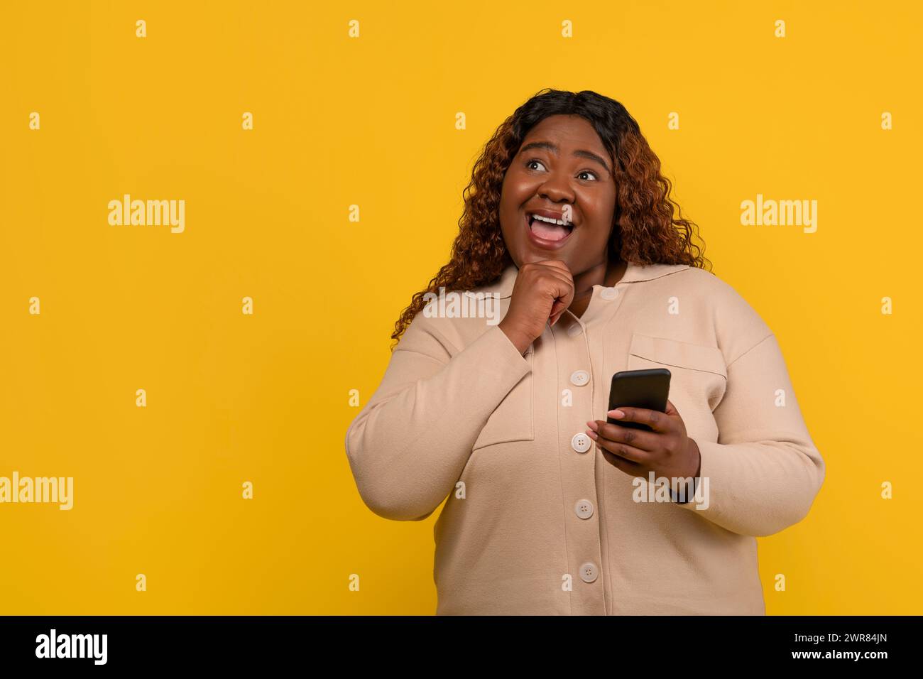 Excited black woman with phone hi-res stock photography and images - Alamy
