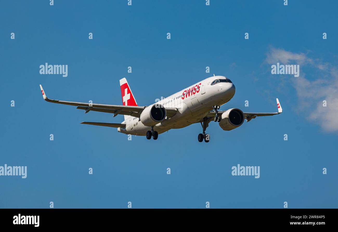 Ein Airbus A320-271N (Airbus A320neo) von Swiss Interantional Airlines befindet sich im Landeanflug auf die Piste 14 des Flughafen Zürich. Registratio Stock Photo