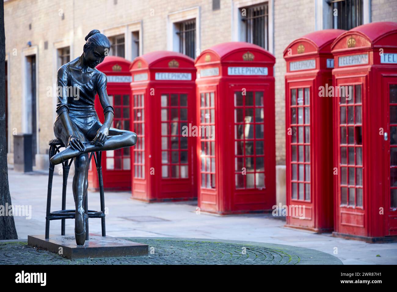 Young Dancer, bronze statue by Enzo Plazzotta of Royal ballerina Katie Pianoff Broad Court opposite the Royal Opera House, London, UK. Stock Photo
