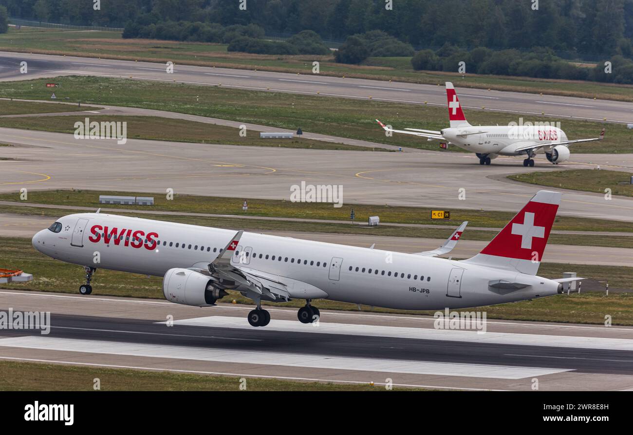 Vor einer heftigen Gewitterfront landet ein Airbus A321-271NX (Airbus A321neo) von Swiss International Airlines auf der Piste 28 des Flughafen Zürich. Stock Photo