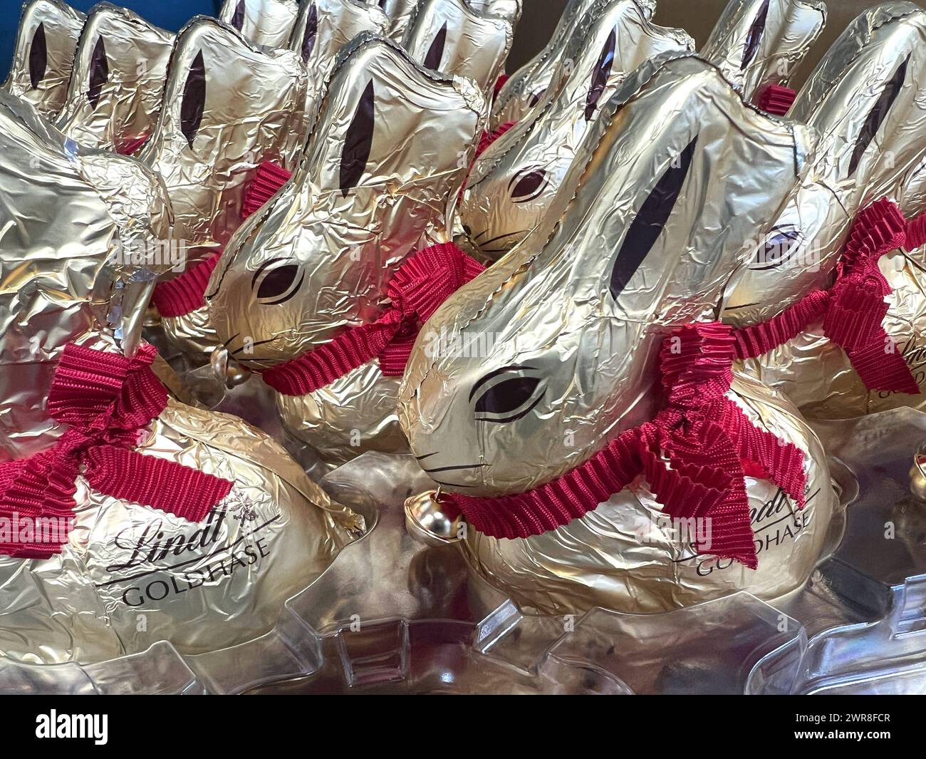 Osterhasen von Lindt Ostern *** Easter bunnies from Lindt Easter Copyright: xmix1x Stock Photo