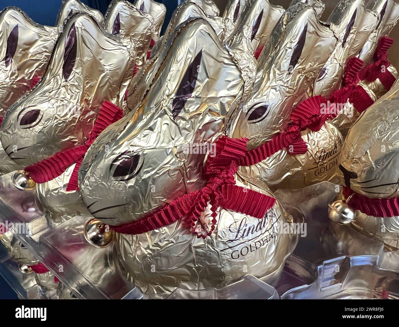 Osterhasen von Lindt Ostern Schokolade *** Easter bunnies from Lindt Easter Chocolate Copyright: xmix1x Stock Photo