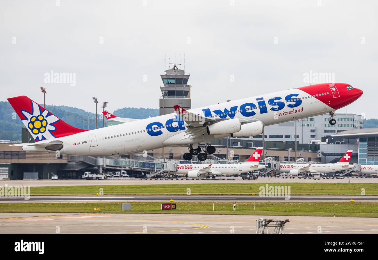 Ein Airbus A340-313X von Edelweiss Air startet vom Flughafen Zürich. Registration HB-JMG. (Zürich, Schweiz, 06.08.2022) Stock Photo