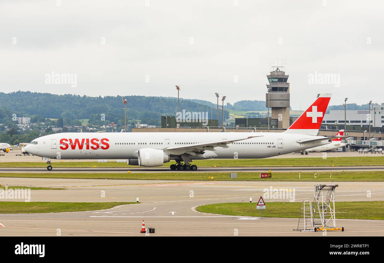 Eine Boeing 777-3DEER von Swiss International Airlines startet vom Flughafen Zürich. Registration HB-JNI. (Zürich, Schweiz, 06.08.2022) Stock Photo