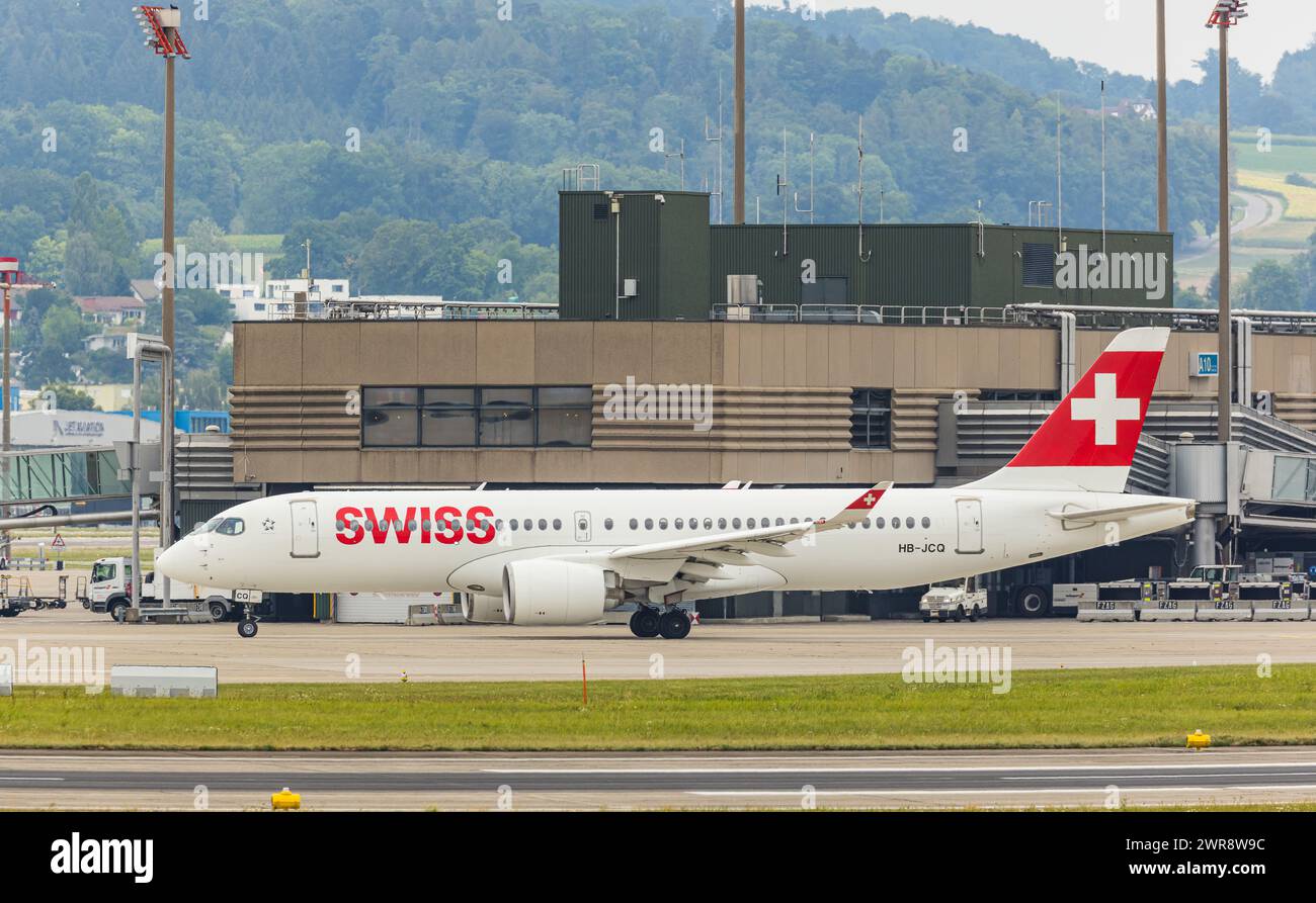 Ein Airbus A220-300 von Swiss International Airlines rollt auf dem Vorfeld des Flughafen Zürich zur Startbahn. Registration HB-JCQ. (Zürich, Schweiz, Stock Photo