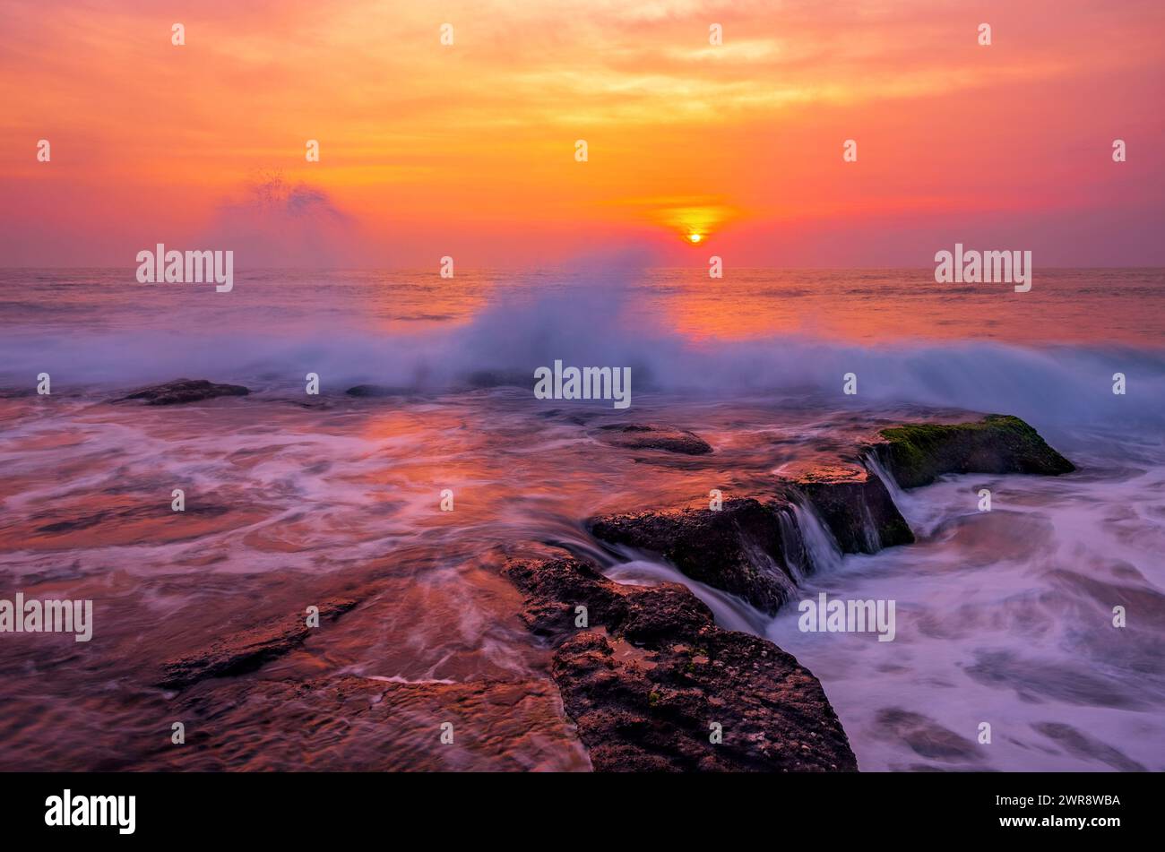 Waves tropical sea hit rocks hi-res stock photography and images - Alamy
