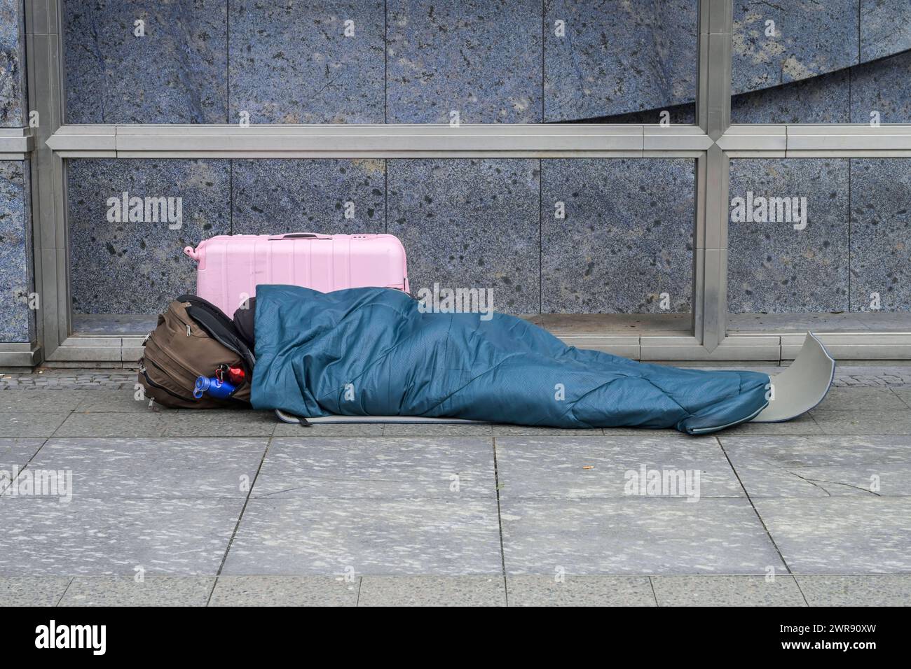 Obdachloser auf dem Kurfürstendamm, Charlottenburg, Berlin, Deutschland *** Homeless man on Kurfürstendamm, Charlottenburg, Berlin, Germany Stock Photo