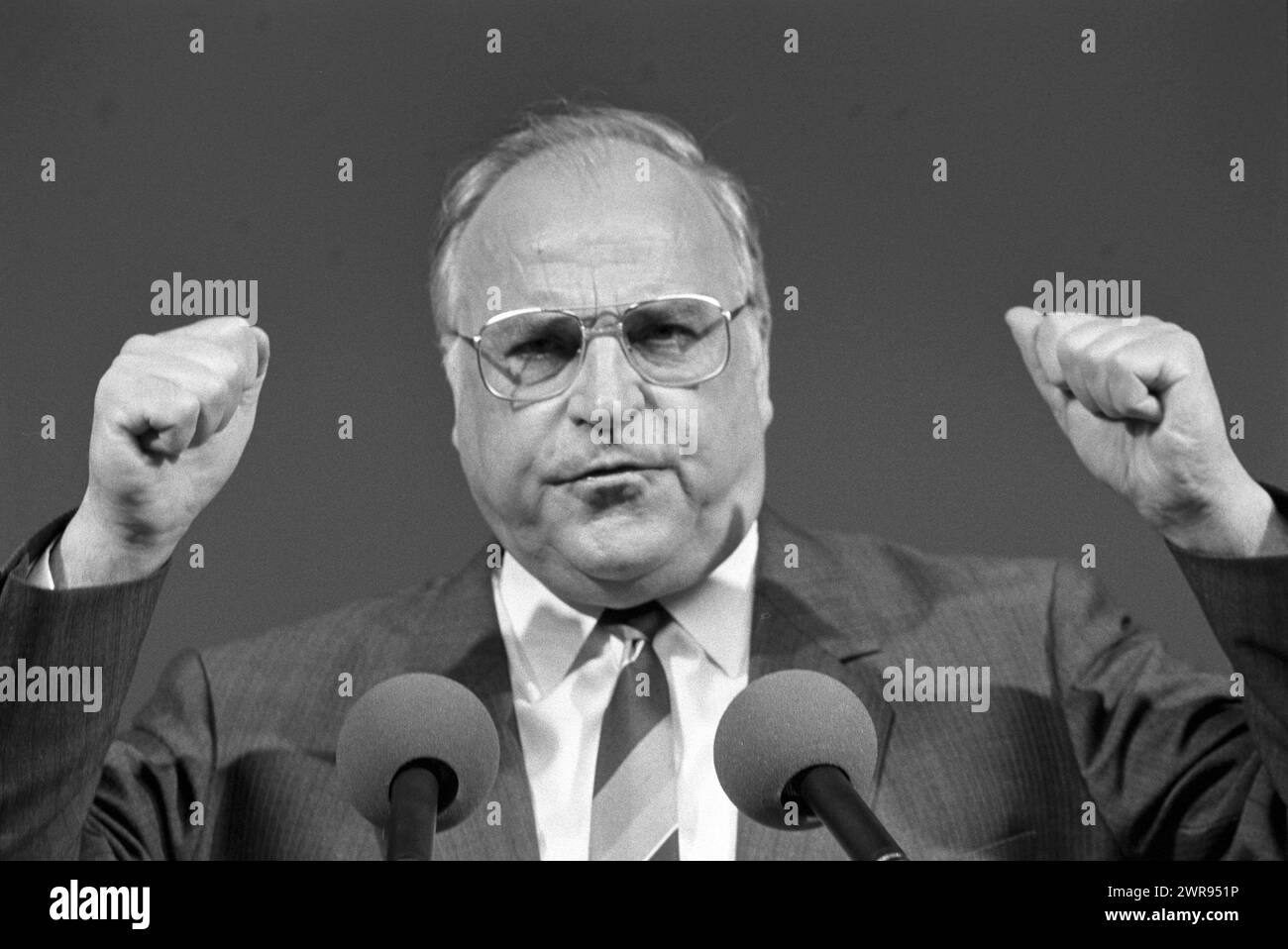 Bundeskanzler Helmut Kohl bei einer Veranstaltung zur Bürgerschaftswahl in Hamburg im Mai 1987 *** Federal Chancellor Helmut Kohl at an event for the parliamentary elections in Hamburg in May 1987 Stock Photo