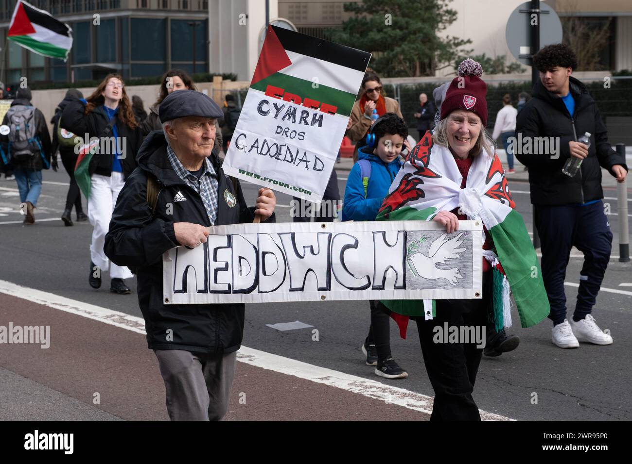 Vauxhall Bridge / US Embassy, London, UK. 9th March 2024. Protesters with the Palestine Solidarity Campaign march through London to the US Embassy dem Stock Photo
