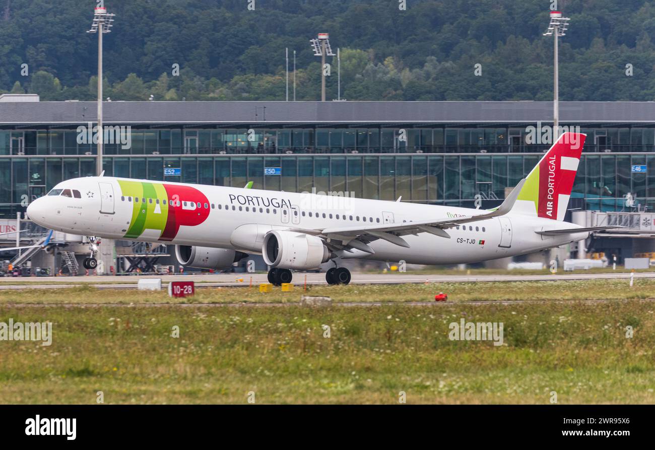 Ein Airbus A321-251NX (Airbus A321neo) von TAP Air Portugal startet vom Flughafen Zürich. Ziel Lissabon. Registration CS-TJO. (Zürich, Schweiz, 17.08. Stock Photo