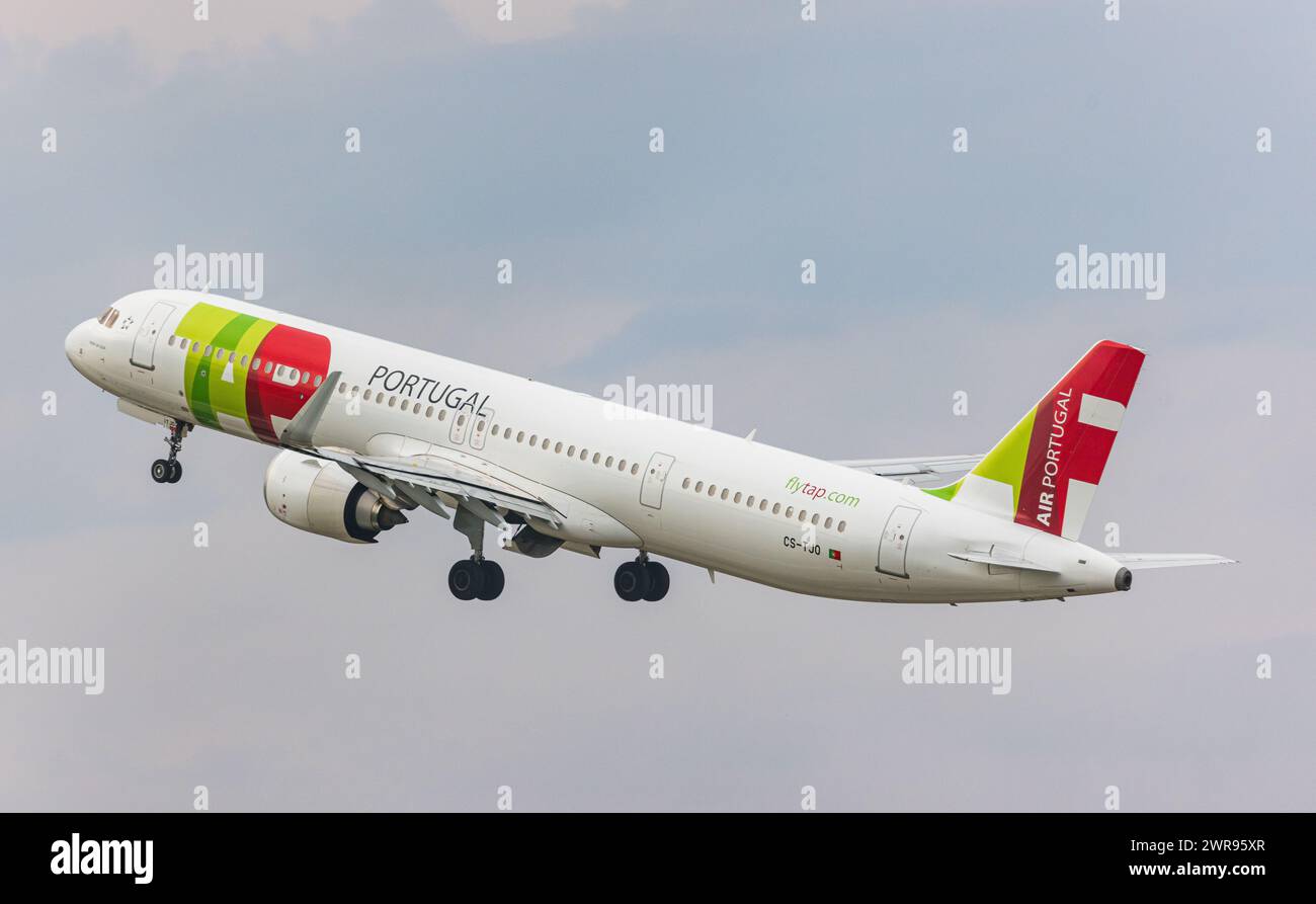 Ein Airbus A321-251NX (Airbus A321neo) von TAP Air Portugal startet vom Flughafen Zürich. Ziel Lissabon. Registration CS-TJO. (Zürich, Schweiz, 17.08. Stock Photo