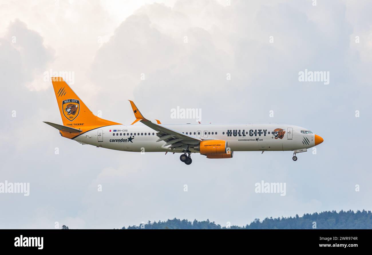 Eine Boeing 737-100(BBJ) von Corendon Air befindet sich im Landeanflug auf den Flughafen Zürich. Das Flugzeug trägt die Sonderbemalung mit dem Namen ' Stock Photo