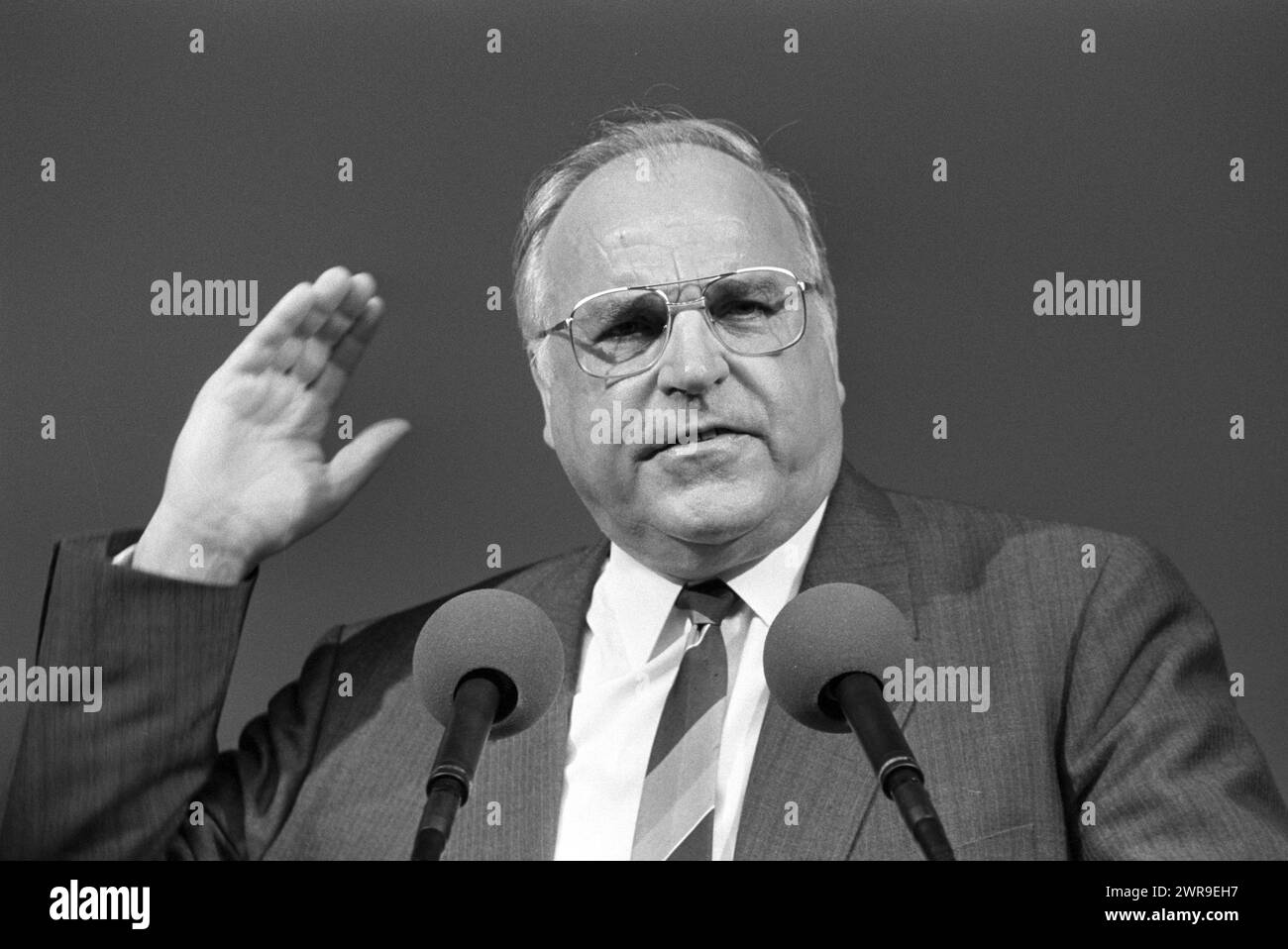 Bundeskanzler Helmut Kohl bei einer Veranstaltung zur Bürgerschaftswahl in Hamburg im Mai 1987 *** Federal Chancellor Helmut Kohl at an event for the parliamentary elections in Hamburg in May 1987 Stock Photo