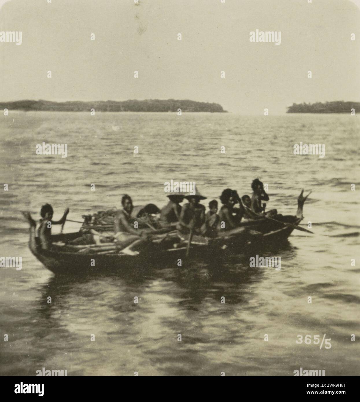 Canoe with original inhabitants of the Carolines, Micronesia, Caroline Islands. Canoe with One Born (title on object), anonymous, publisher: Neue Photographische Gesellschaft, Carolinen, publisher: Steglitz, 1909 - 1921, baryta paper, gelatin silver print, height 88 mm × width 180 mm, stereograph Stock Photo