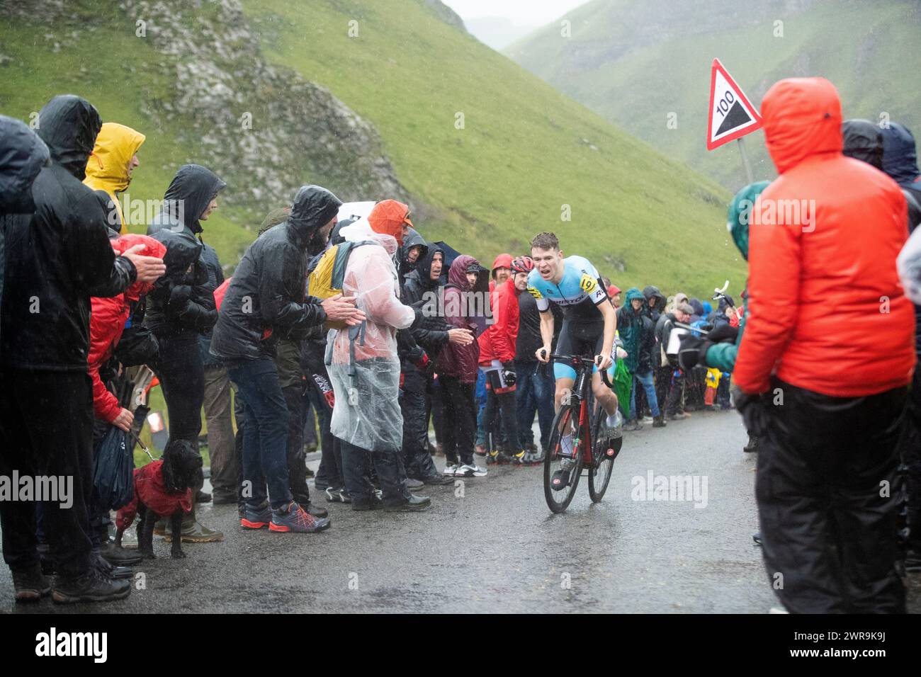 31/10/21   Strining their bodies, faces and bicycles, competitors brave torrential rain as they struggle up Winnats Pass in the Derbyshire Peak Distri Stock Photo