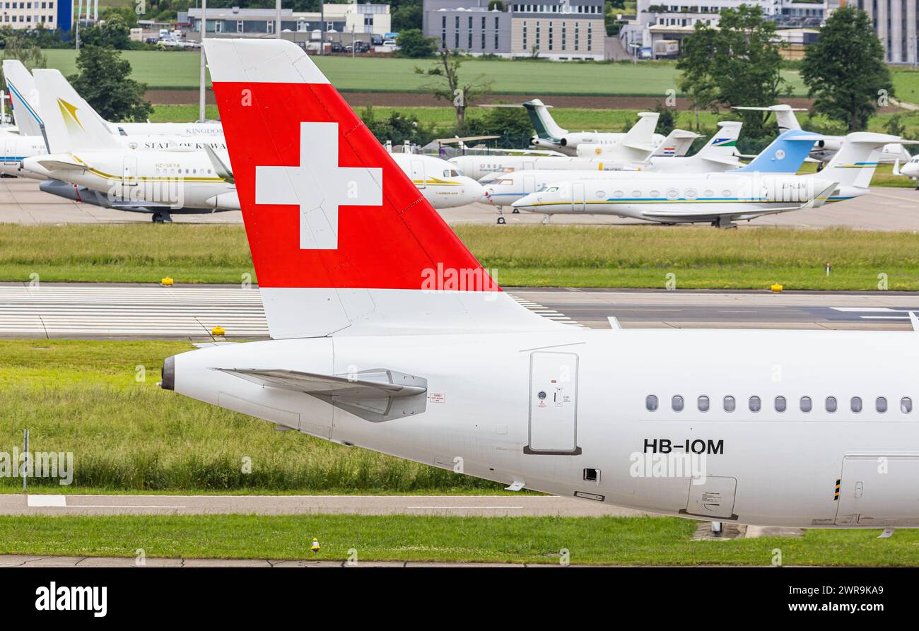 Heckflosse eines Airbus A321-200 von Swiss International Airlines mit der Registration HB-IOM. (Zürich, Schweiz, 24.05.2022) Stock Photo