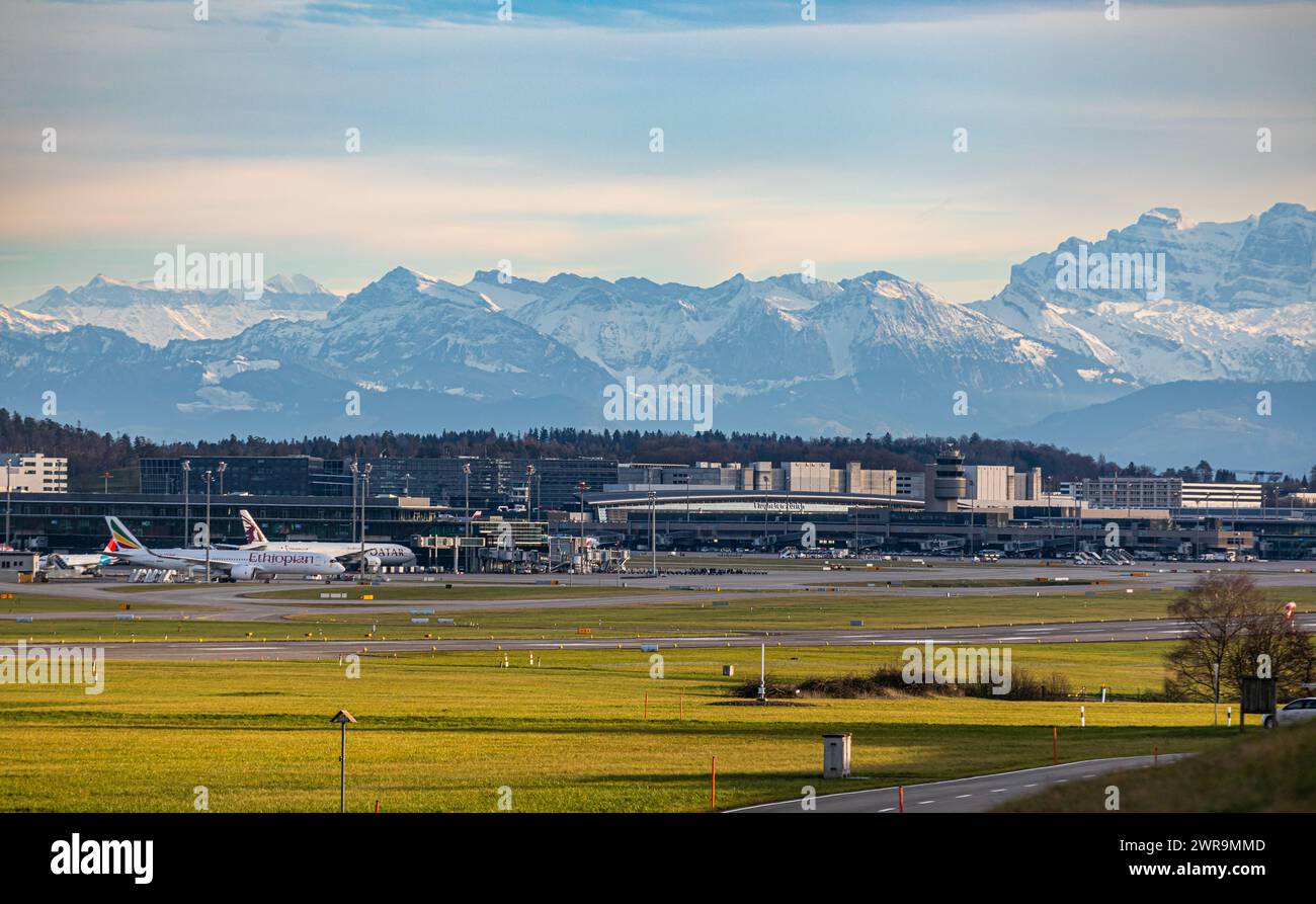 Blick aus Norden über die Piste 16/34 auf das Gate E, oder Midfield, des Flughafen Zürich.  (Zürich, Schweiz, 28.12.2022) Stock Photo