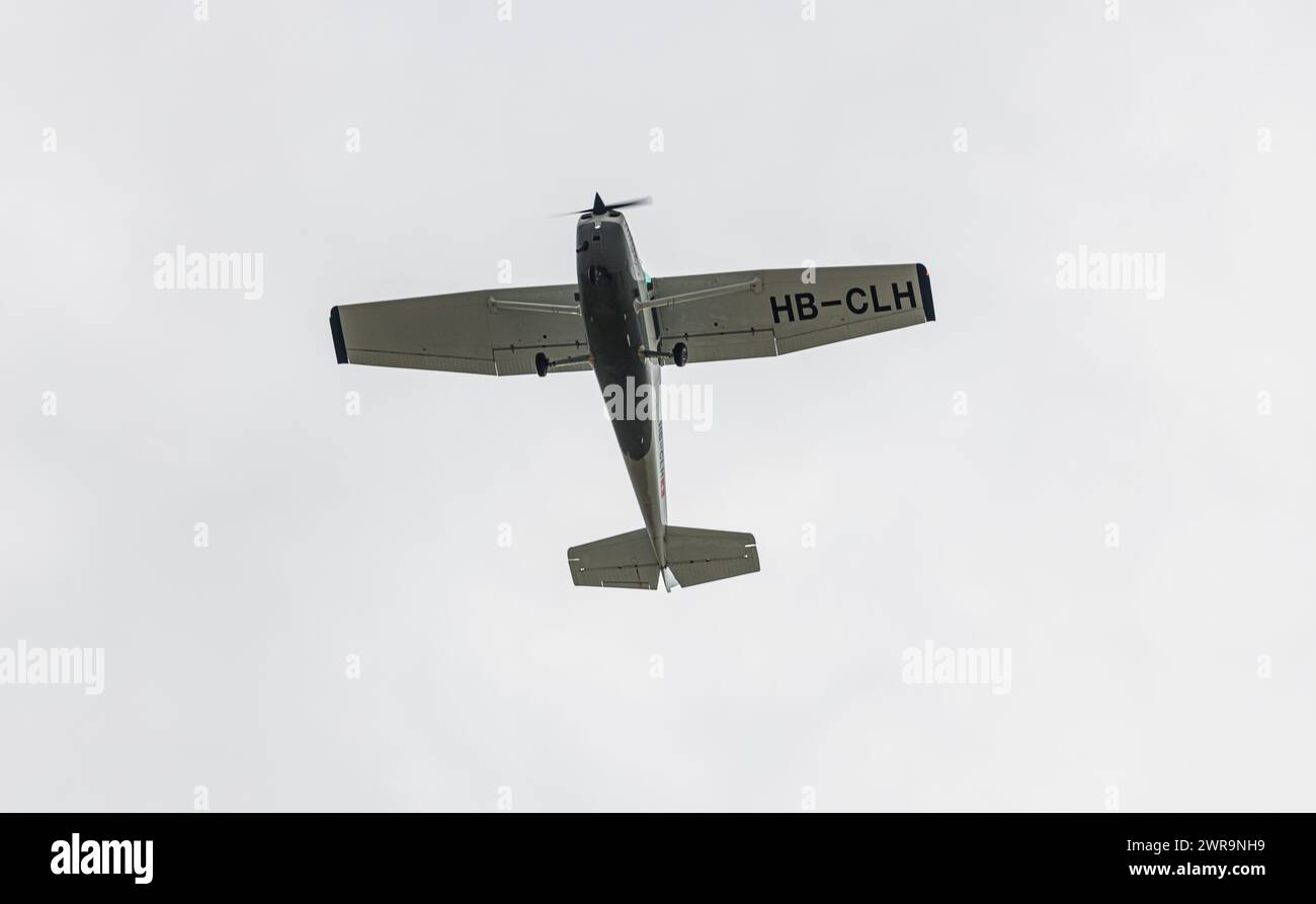Eine Cessna 172P Skyhawk II der Motorfluggruppe Zürich überfliegt den Flughafen Zürich. Registration HB-CLH. (Zürich, Schweiz, 23.10.2022) Stock Photo