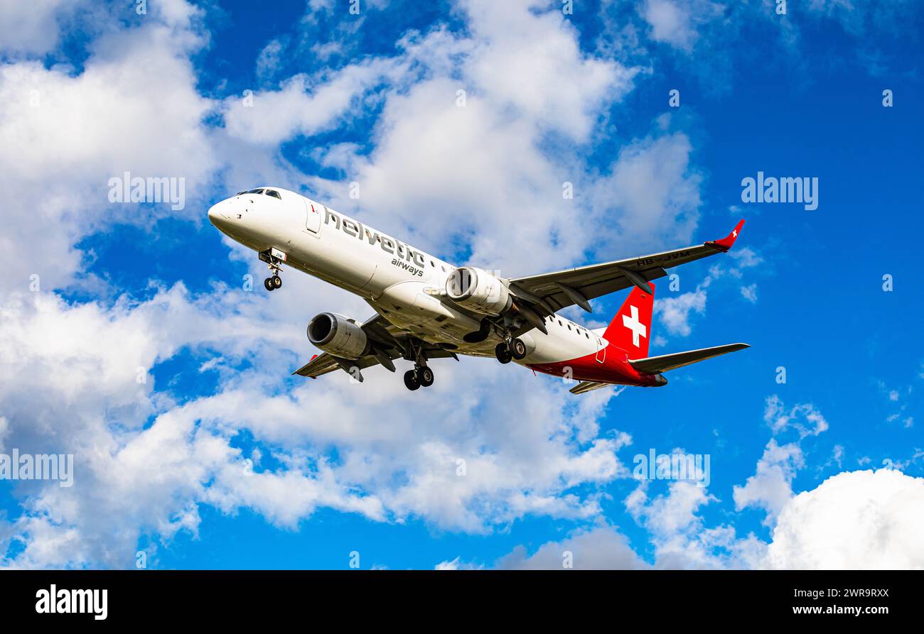 Ein Embraer 190LR von Helvetic Airways befindet sich im Landeanflug auf die Piste 28 des Flughafen Zürich. Registration HB-JVM. (Zürich, Schweiz, 02.1 Stock Photo