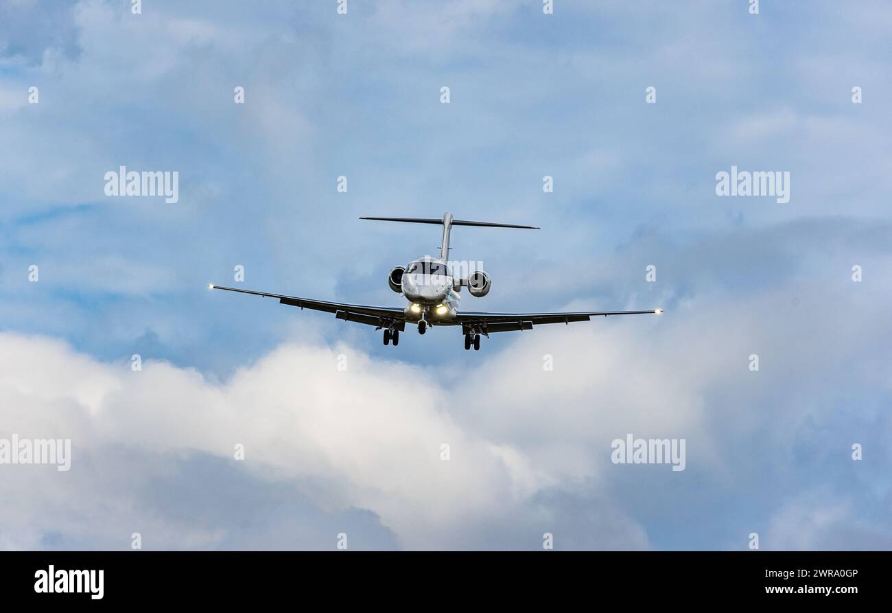 Ein Pilatus PC-24 von CAT Aviation befindet sich im Landeanflug auf den Flughafen Zürich. Immatrikulation HB-VVU. (Zürich, Schweiz, 02.10.2022) Stock Photo