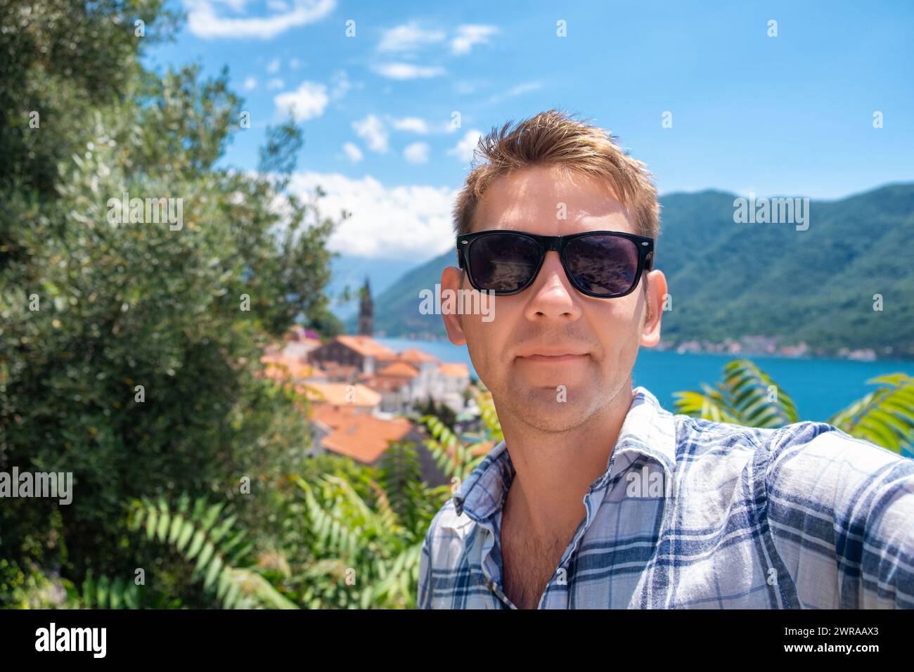Man taking smartphone selfie hi-res stock photography and images - Alamy