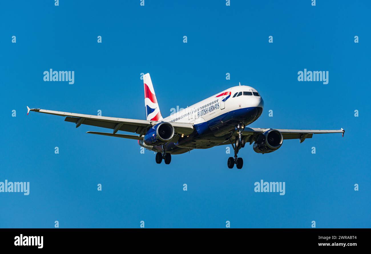 Ein Airbus A320-232 von British Airways befindet sich im Landeanflug auf den Flughafen Zürich. Registration G-EUYG. (Zürich, Schweiz, 22.09.2022) Stock Photo