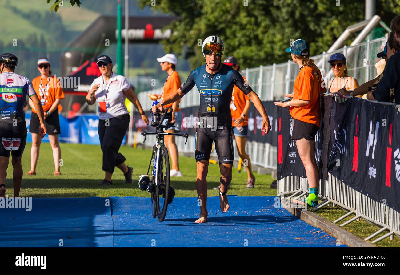 Der belgische Triathlet Sybren Baelde kommt aus der Wechselzone. Knapp zwei Minuten benötigte er um vom Schwimmen aufs Rad umzusteigen.(Rapperswil-Jon Stock Photo
