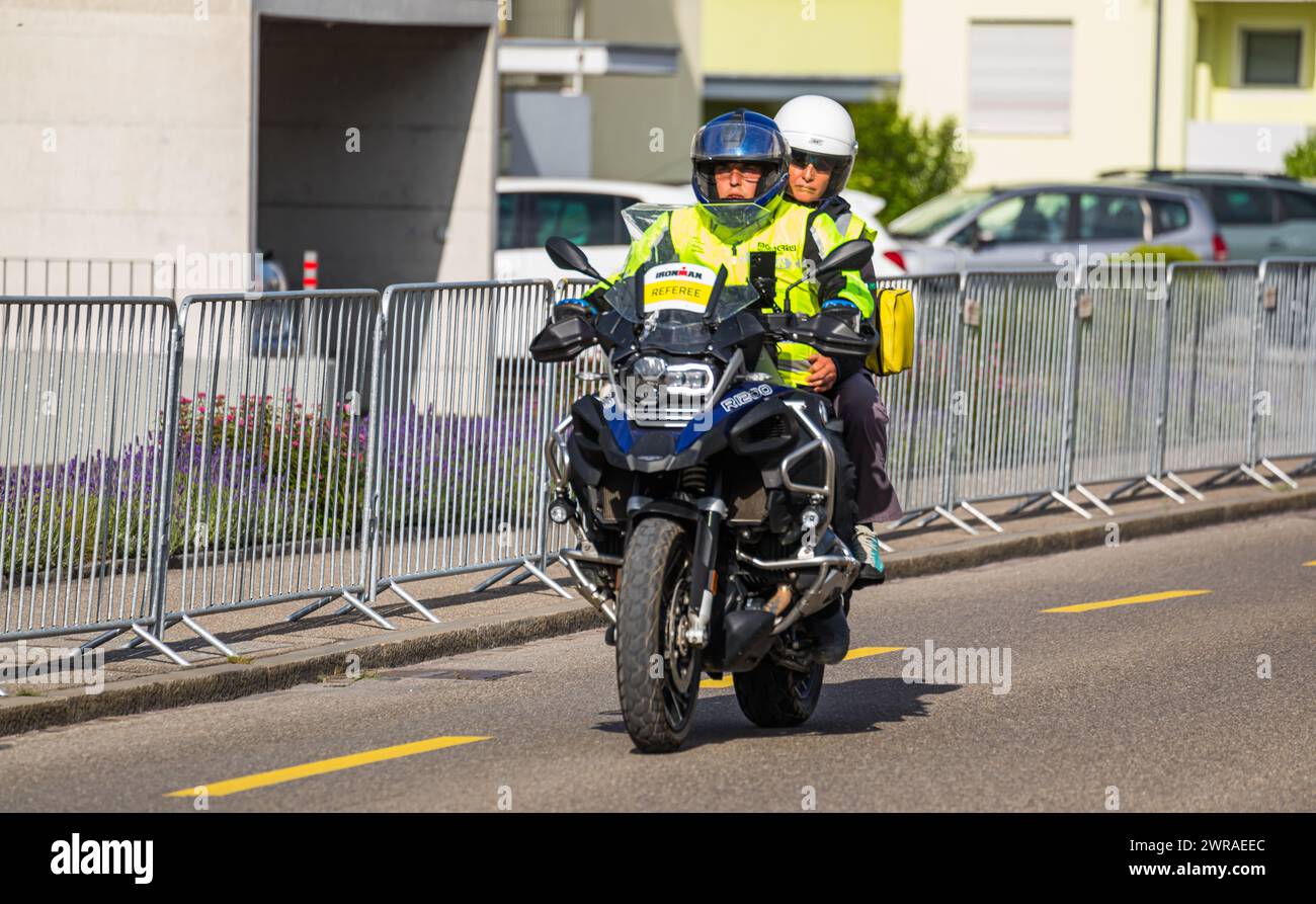 Ein Motorrad mit Fahrer auf welchem den Schiedsrichter sitzen und den Rennverlauf kontrollieren. (Rapperswil-Jona, Schweiz, 19.06.2022) Stock Photo