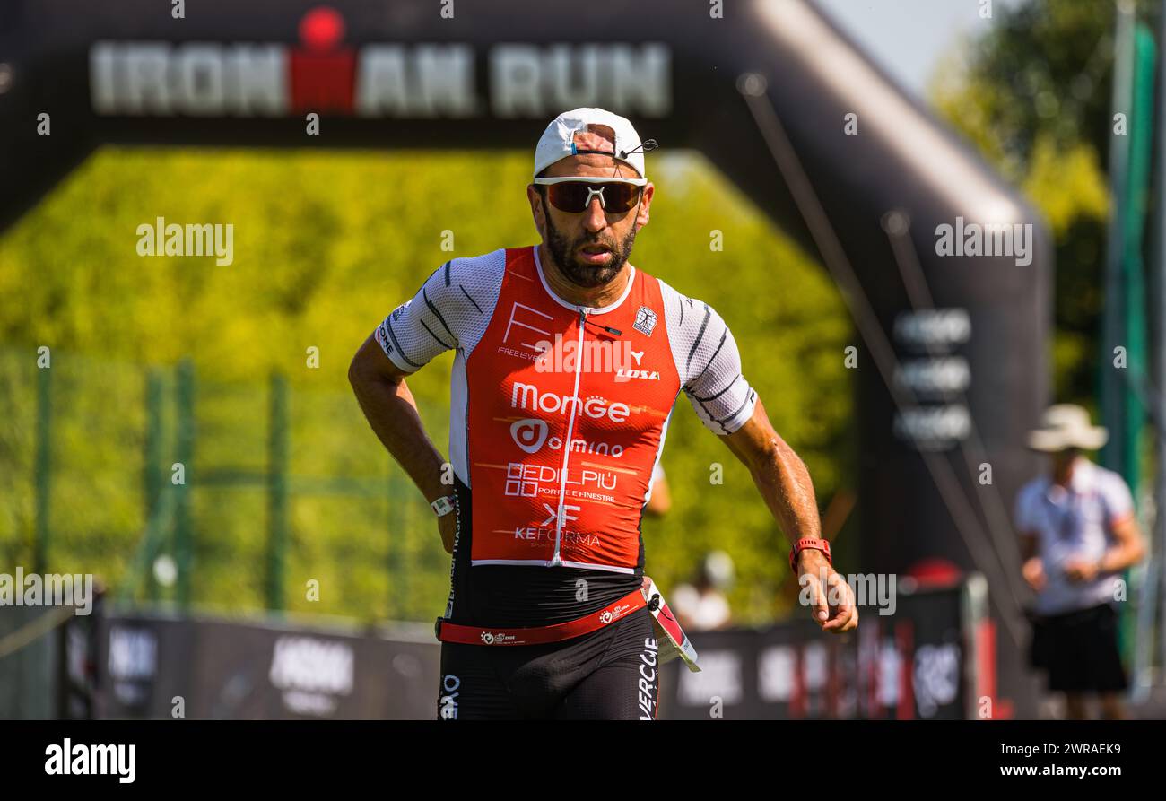 Der italienische Profi-Triathlet Mattia Ceccarelli kommt aus der Wechselzone und geht auf die Laufstrecke. (Rapperswil-Jona, Schweiz, 19.06.2022) Stock Photo