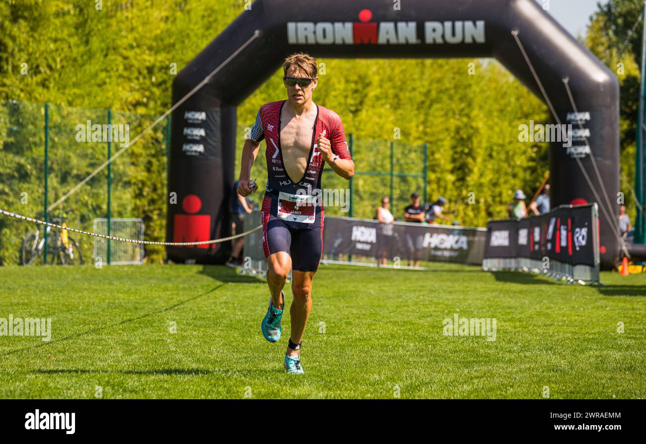 Der britische Profi-Triathlet Jemes Teagle kommt aus der Wechselzone und geht beim Ironman 70.3 Switzerland auf die Laufstrecke. (Rapperswil-Jona, Sch Stock Photo