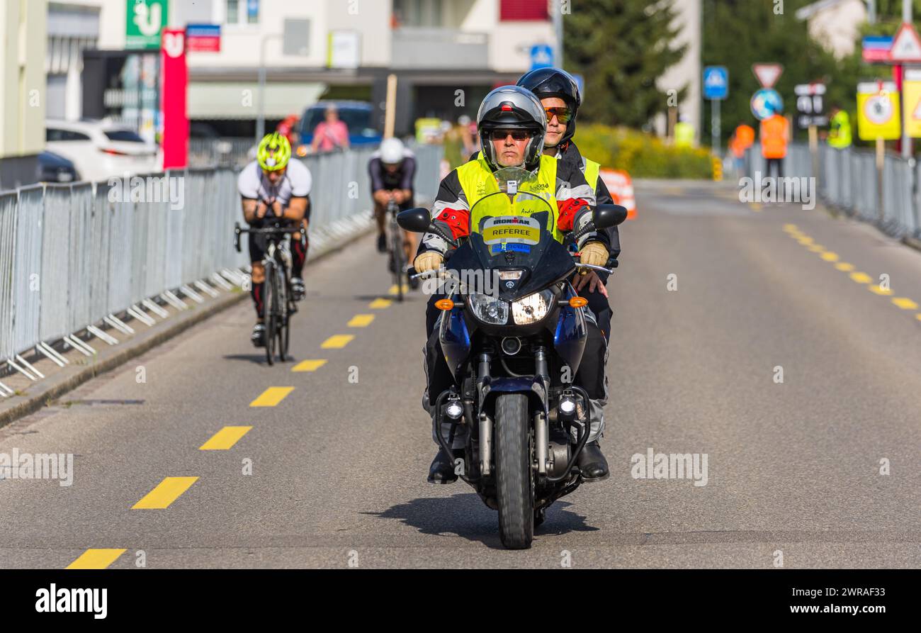 Ein Motorrad mit Fahrer auf welchem den Schiedsrichter sitzen und den Rennverlauf kontrollieren. (Rapperswil-Jona, Schweiz, 19.06.2022) Stock Photo