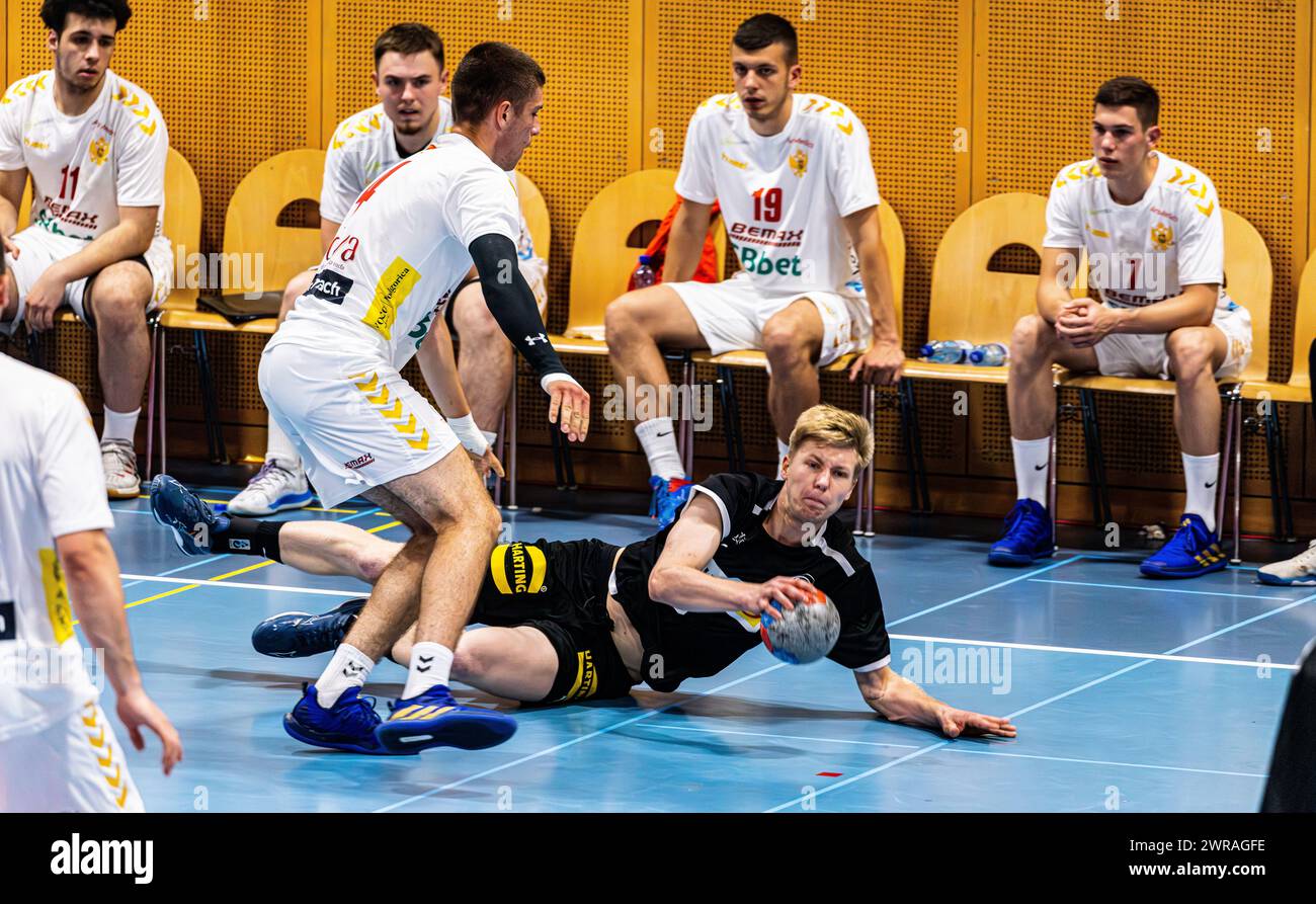 Der Deutsche #8 Julius Drauchau ging im Zweikampf gegen Montenegro Spieler #4 Andrija Jokic zu Boden. (Kloten, Schweiz, 10.06.2023) Stock Photo