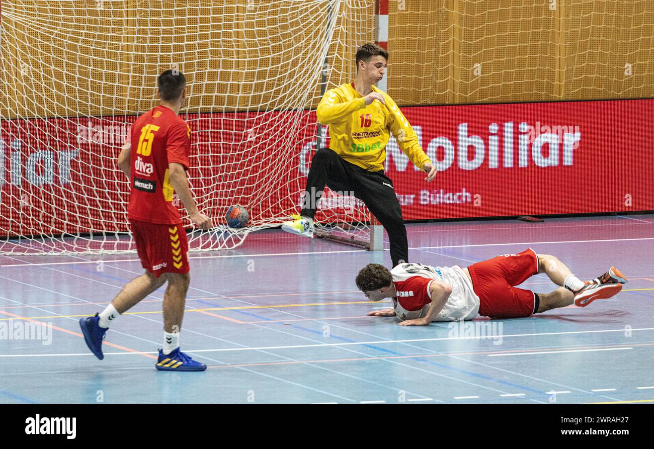 Montenegro Feldspieler #15 Gazdic Filip kann nur zuschauen wie sich sein Torhüter #16 Sredanovic Lazar im Duell gegen den Schweizer #21 Jan Brülisauer Stock Photo