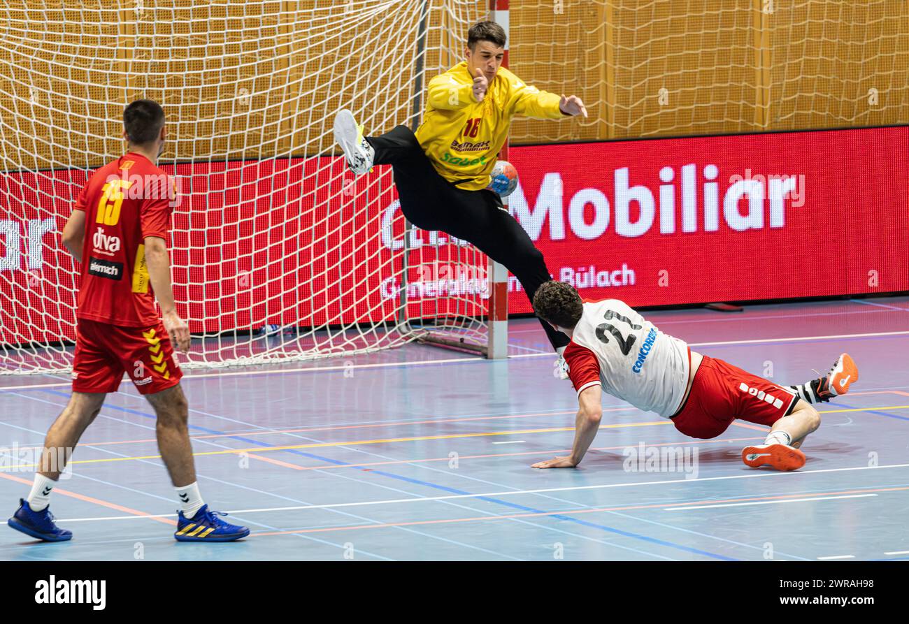 Montenegro Feldspieler #15 Gazdic Filip kann nur zuschauen wie sich sein Torhüter #16 Sredanovic Lazar im Duell gegen den Schweizer #21 Jan Brülisauer Stock Photo