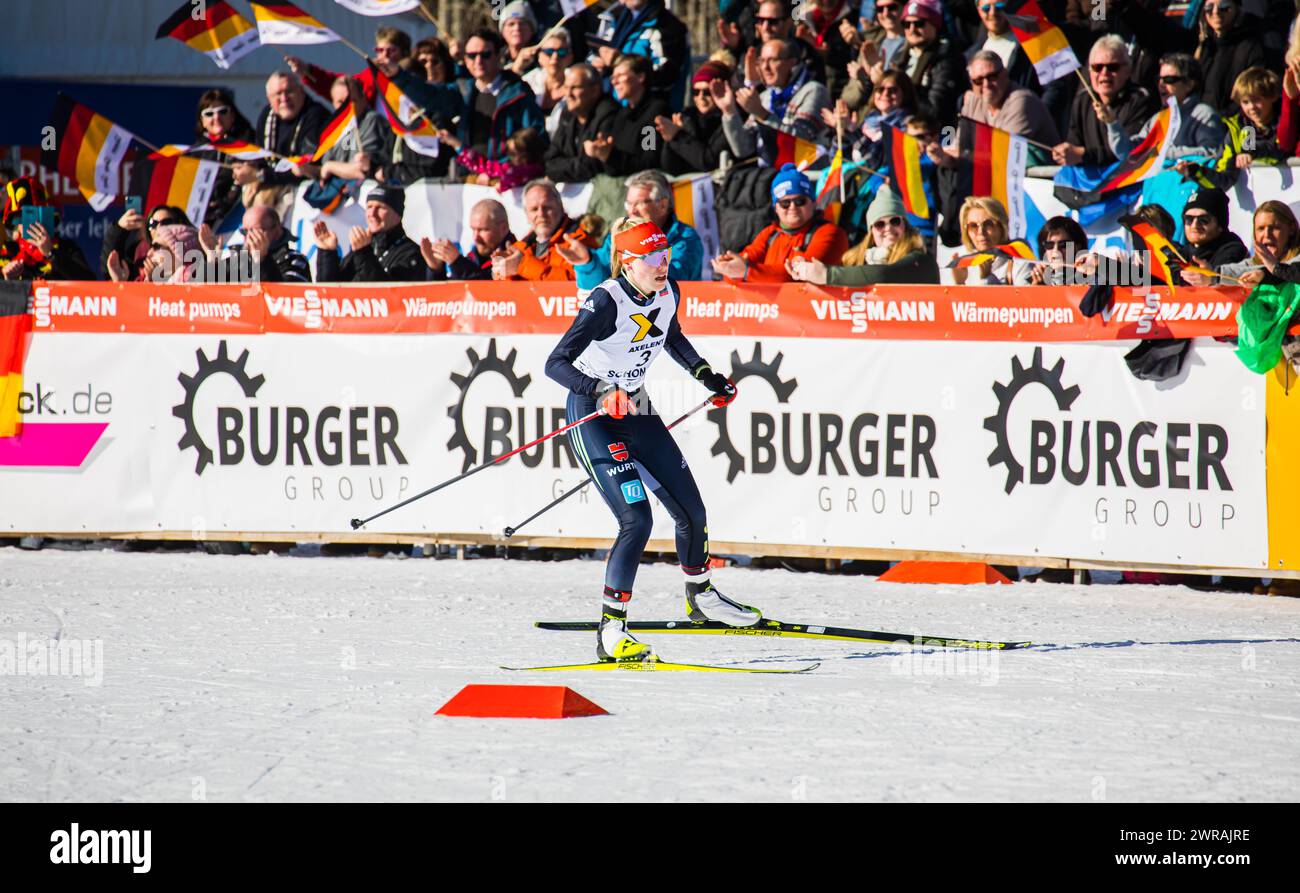 Die deutsche nordische Kombinieren Jenny Nowak l?uft vor der heimischen Kulisse in den Zielbereich im Langlaufstadion Wittenbach. (Schonach, Deutschla Stock Photo
